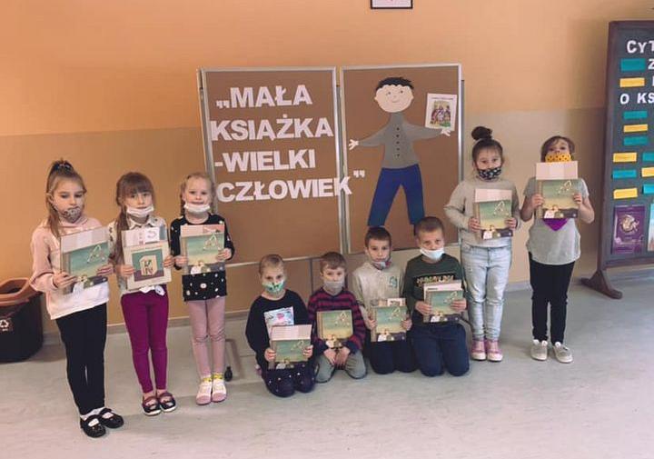 Grafika #0: WYPRAWKA CZYTELNICZA DLA PIERWSZAKA PT. MAŁA KSIĄŻKA - WIELKI CZŁOWIEK