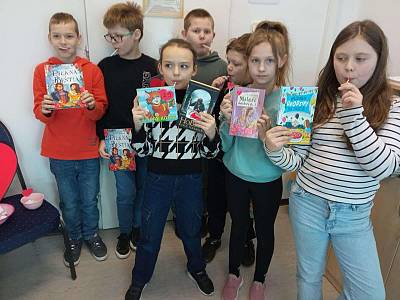 Walentynkowa akcja czytelnicza „Zakochaj się w czytaniu książek''