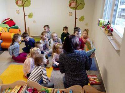 Pięciolatki odwiedziły Gminną Bibliotekę Publiczną w Lini