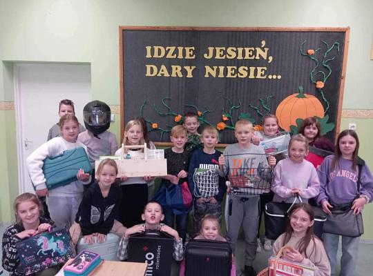 Grafika #5: Dzień bez plecaka