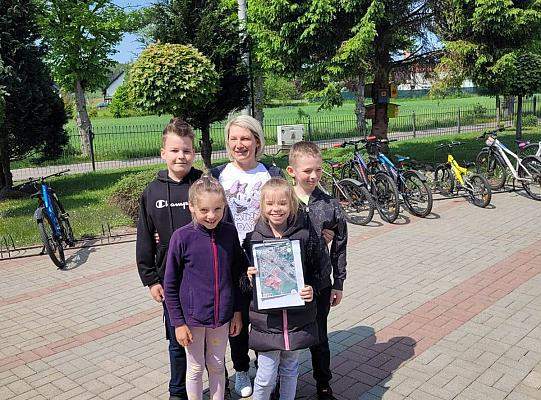 Grafika #24: Uczniowie klasy III poszerzali swoją wiedzę o partonie szkoły