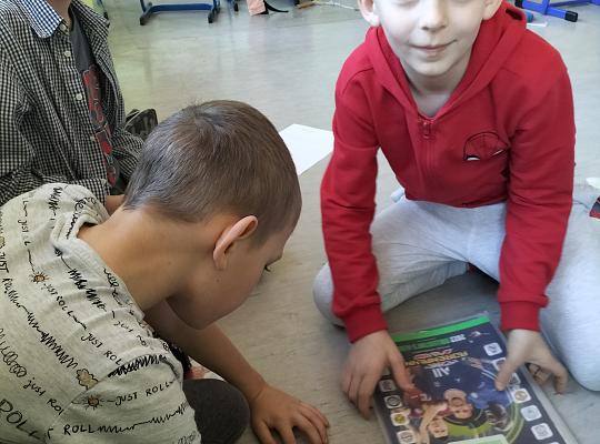 Grafika #1: Dzień Bibliotekarza i Biblioteki