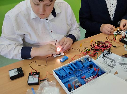 Grafika #9: Lekcja fizyki w charakterze warsztatowym