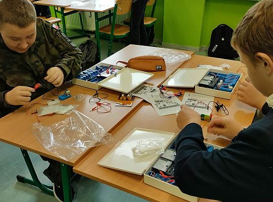 Grafika #1: Lekcja fizyki w charakterze warsztatowym