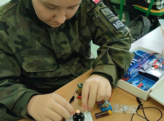 Grafika #2: Lekcja fizyki w charakterze warsztatowym