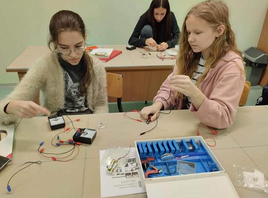 Grafika #4: Lekcja fizyki w charakterze warsztatowym