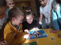 Grafika #6: Warsztaty biblioteczne pt. W bibliotece jest super