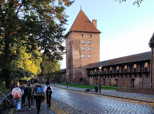 Grafika #0: POZNAJ POLSKĘ! - WYCIECZKA DO MALBORKA I TCZEWA