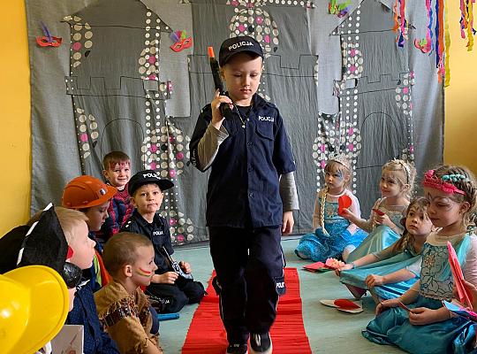 Grafika #9: Bal karnawałowy