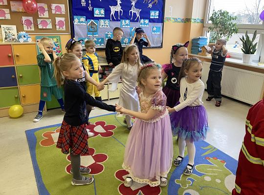 Grafika #1: Bal karnawałowy