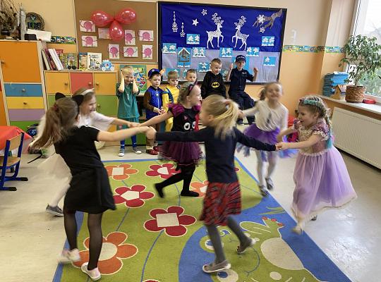 Grafika #2: Bal karnawałowy