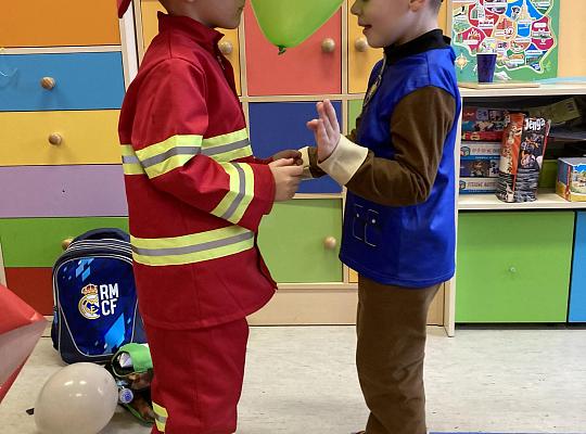 Grafika #4: Bal karnawałowy