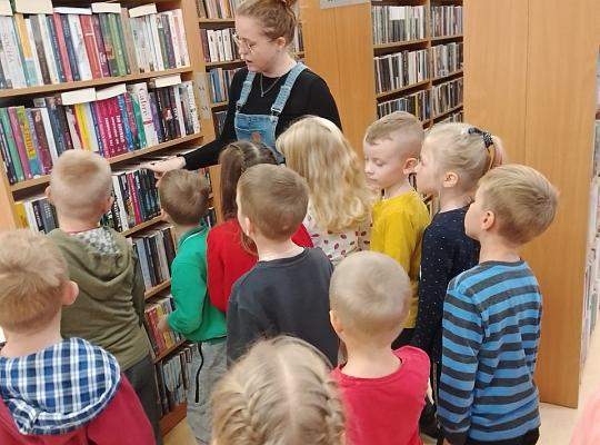 Grafika #1: Z wizytą w bibliotece