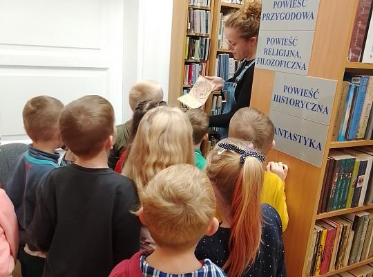 Grafika #2: Z wizytą w bibliotece