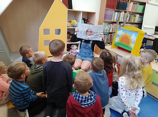 Grafika #7: Z wizytą w bibliotece