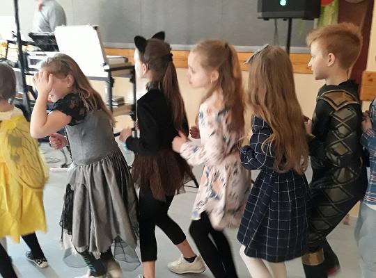 Grafika #2: Bal karnawałowy