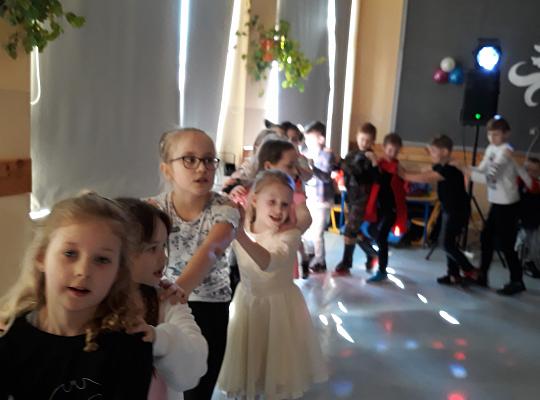 Grafika #5: Bal karnawałowy