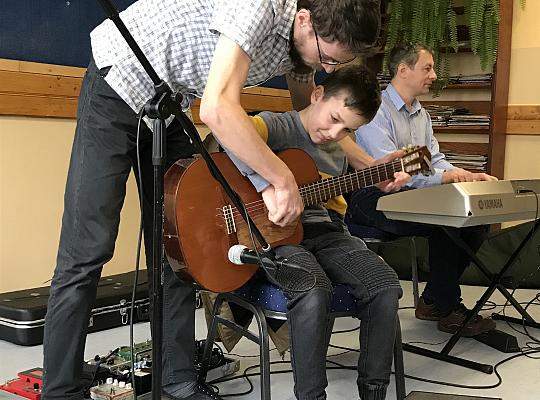 Grafika #2: Spotkanie z gitarą