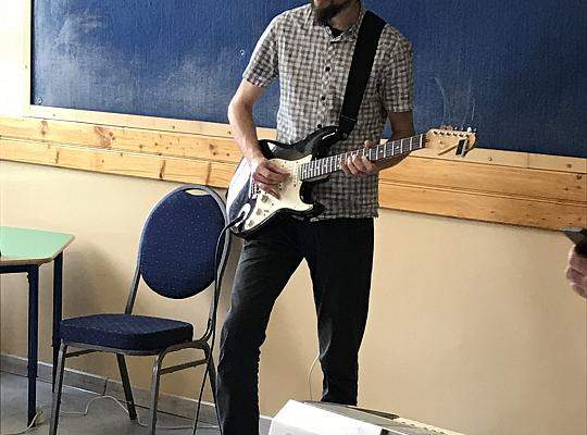 Grafika #5: Spotkanie z gitarą