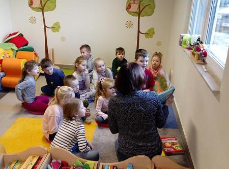 Grafika #0: Pięciolatki odwiedziły Gminną Bibliotekę Publiczną w Lini