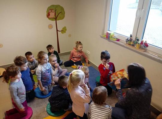 Grafika #1: Pięciolatki odwiedziły Gminną Bibliotekę Publiczną w Lini