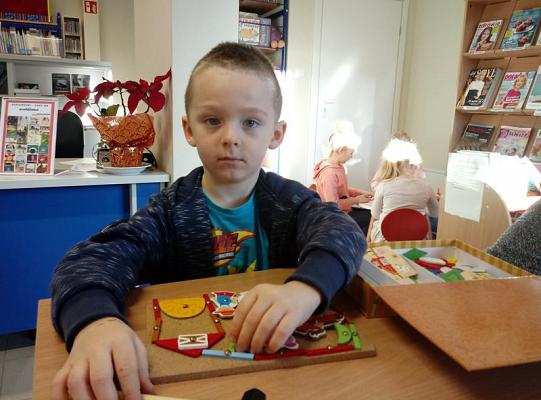 Grafika #2: Pięciolatki odwiedziły Gminną Bibliotekę Publiczną w Lini