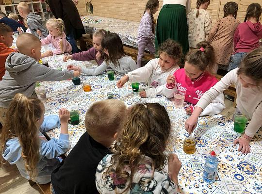 6. Przedszkolna wyprawa do „Leśnej Łączki” w Gowidlinie.