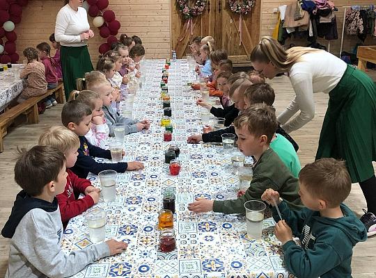 8. Przedszkolna wyprawa do „Leśnej Łączki” w Gowidlinie.