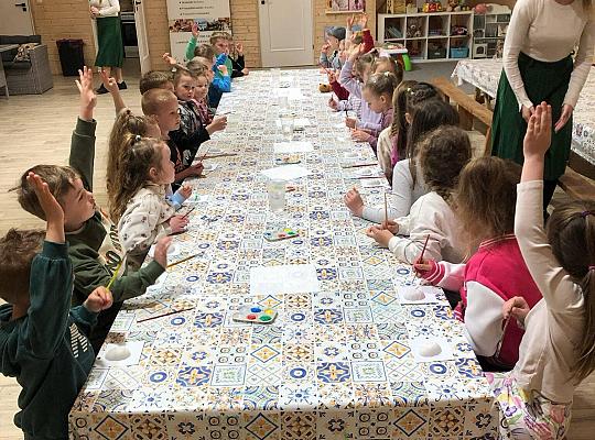 7. Przedszkolna wyprawa do „Leśnej Łączki” w Gowidlinie.