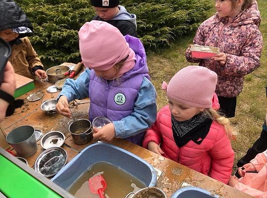7. Przedszkolaki w ogródku sensorycznym