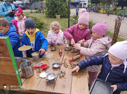 9. Przedszkolaki w ogródku sensorycznym