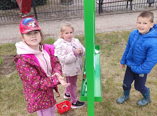 8. Przedszkolaki w ogródku sensorycznym