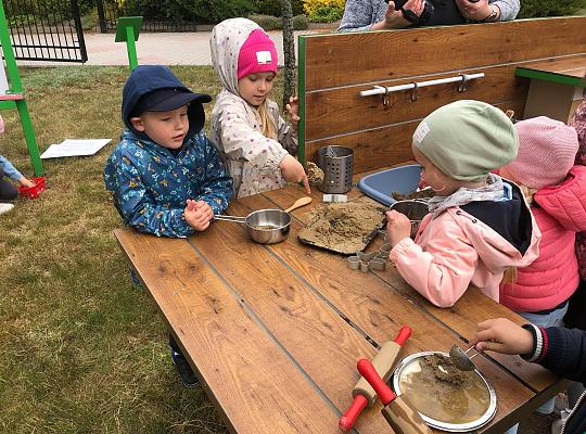 3. Przedszkolaki w ogródku sensorycznym