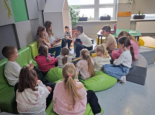 Starsi czytają młodszym