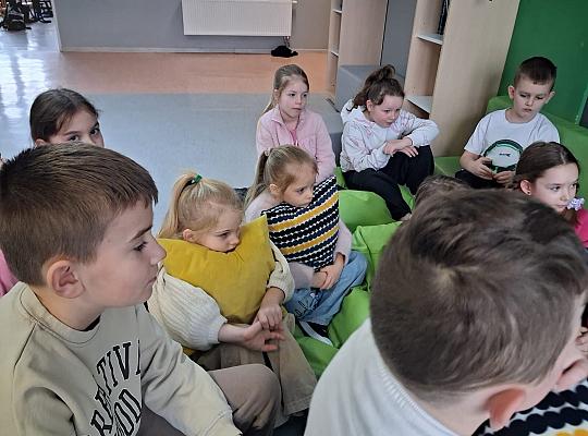 Starsi czytają młodszym