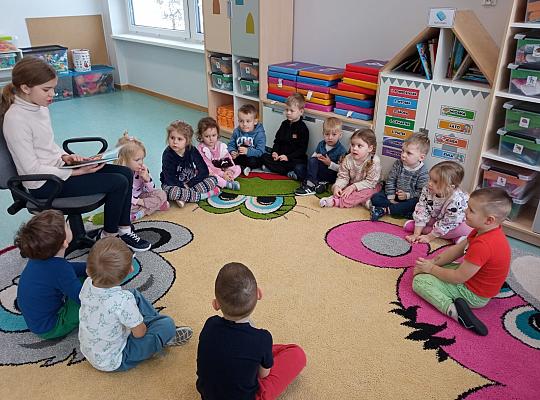 Starsi czytają młodszym