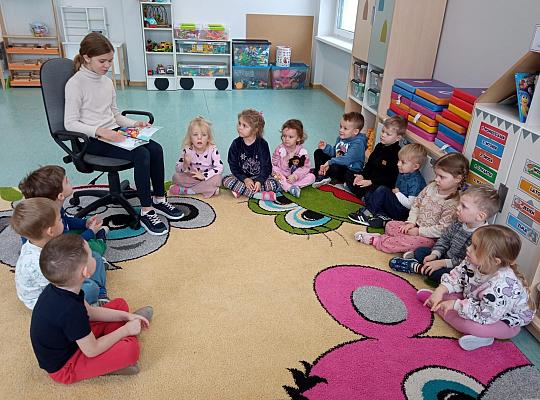 Starsi czytają młodszym