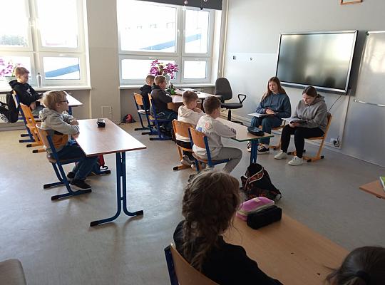 Starsi czytają młodszym