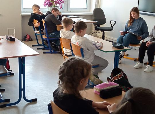 Starsi czytają młodszym