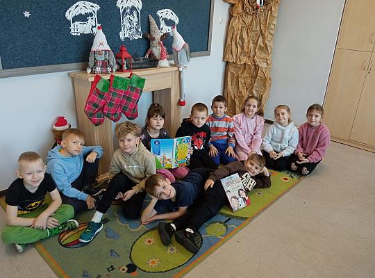 Starsi czytają młodszym