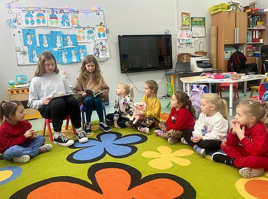 Starsi czytają młodszym