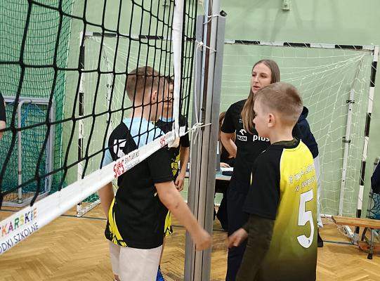 Drużyna chłopców w Powiatowych Igrzyskach Dzieci w piłce siatkowej