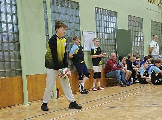 Drużyna chłopców w Powiatowych Igrzyskach Dzieci w piłce siatkowej