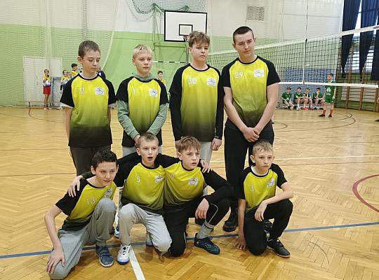 Drużyna chłopców w Powiatowych Igrzyskach Dzieci w piłce siatkowej