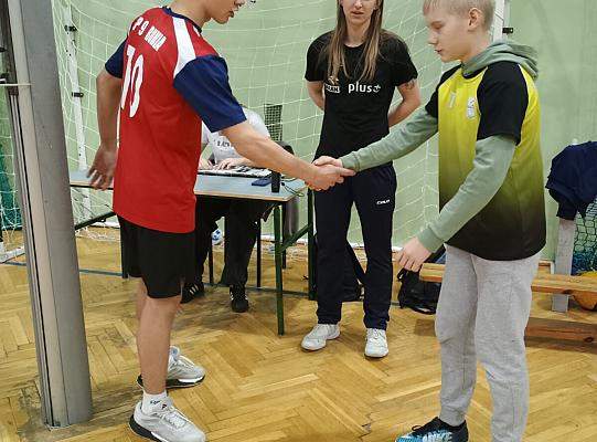 Drużyna chłopców w Powiatowych Igrzyskach Dzieci w piłce siatkowej