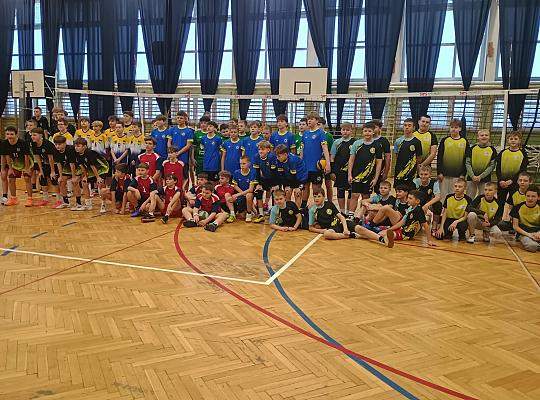 Drużyna chłopców w Powiatowych Igrzyskach Dzieci w piłce siatkowej