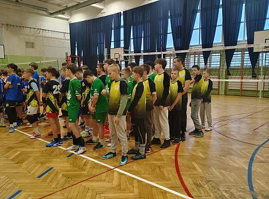 Drużyna chłopców w Powiatowych Igrzyskach Dzieci w piłce siatkowej