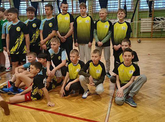 Drużyna chłopców w Powiatowych Igrzyskach Dzieci w piłce siatkowej
