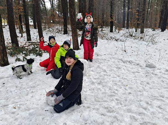 Uczniowie klasy IV na kuligu