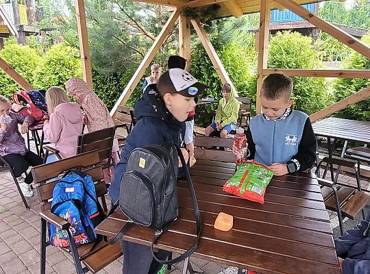 Uczniowie klas I – IV na wycieczce w Sarbsku